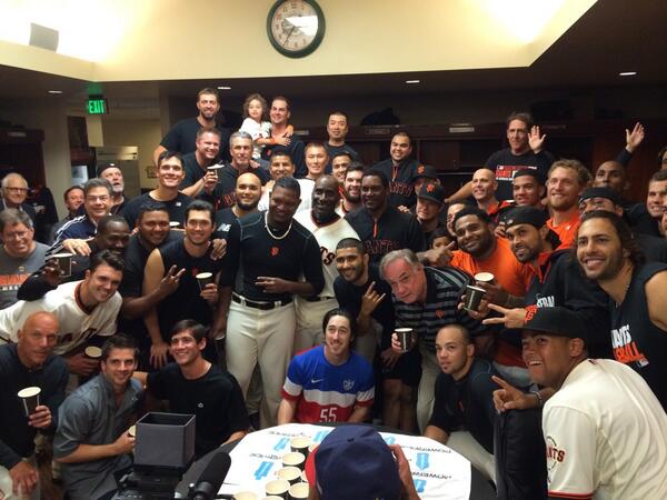 Team photo in the clubhouse #SFGiants #YesMovement