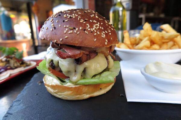 VeludoBar's tweet photo. It's good to see some sunshine back in #StKilda! Just in time for #burger night! #ilove3182 #stkilda #burger http://t.co/KPocwATMG4