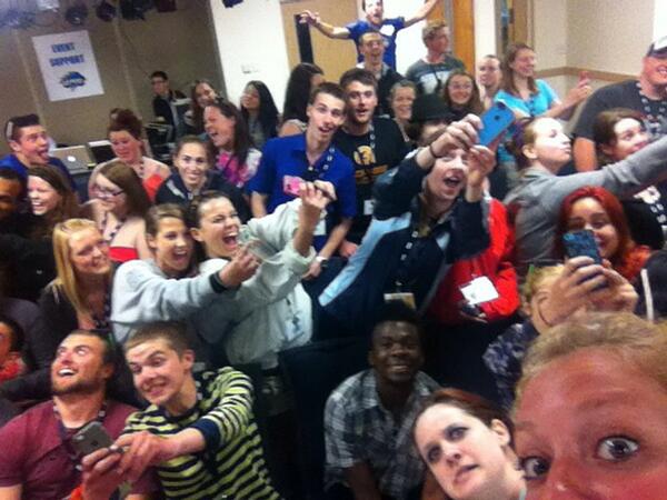 UNE_OL_ChelseaN's tweet photo. But first... @arelmoodie #uneorientation14 http://t.co/A9TuP519pb