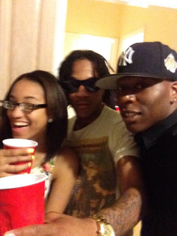 Teamstackks's tweet photo. #LostDrunkPhotos #UOENO Lol @HateItorLuvIt08 @kylelsmith1212 http://t.co/14L83rP8df