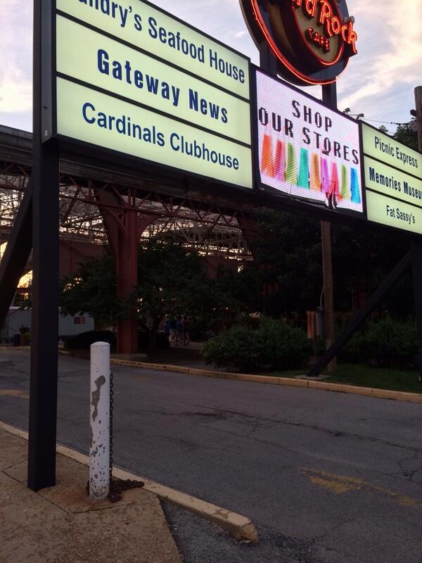 derricksmind's tweet image. This is at union station. Notice the sign says stores as if there's more than one