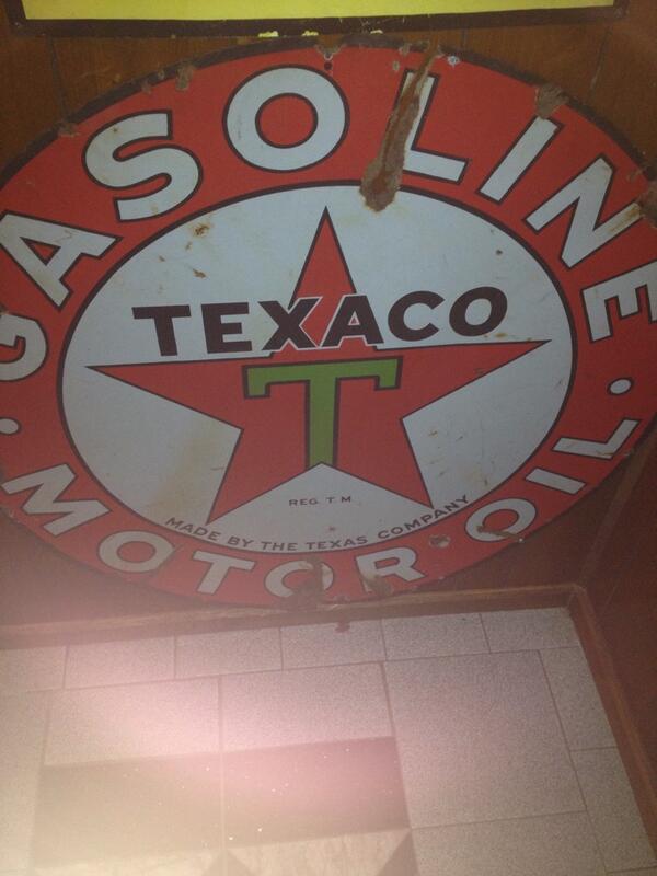 CoachZMatthews's tweet photo. Gonna take this home. #steakhousetexaco #Popsshop #letsgoownergiveitup http://t.co/a0ChHhxCgn