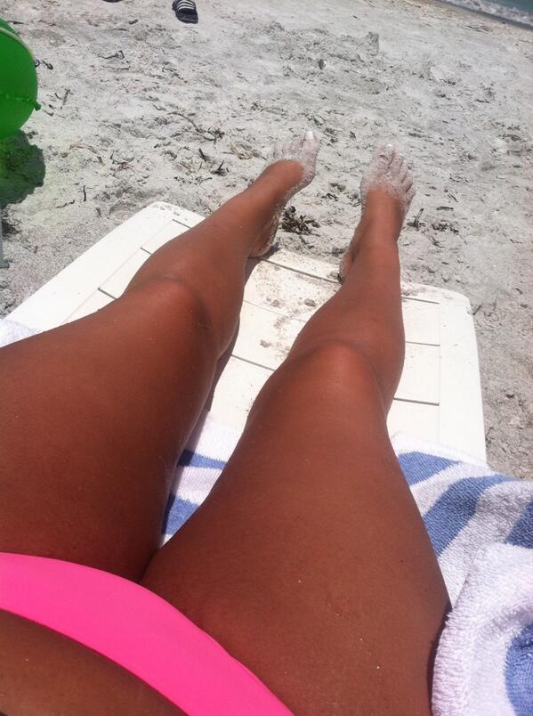 AyeeeCourt's tweet image. White girls be like.. #guiltyofit 💁😉 #florida #lbk