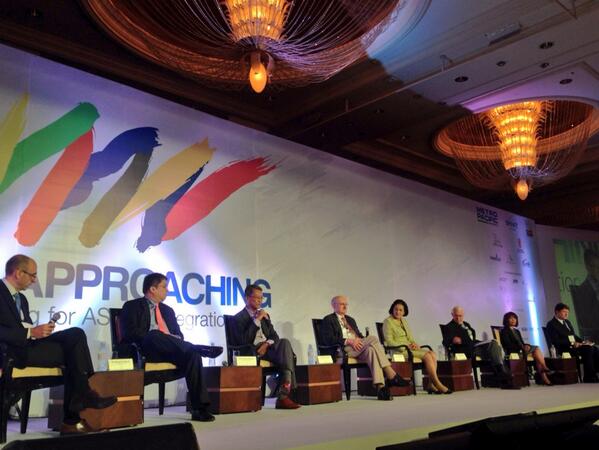 cesdrilon's tweet photo. High powered reactors at #2abc incl Dado Banatao & Cecilia Reyes, CIO, Zurich Investment Group http://t.co/WYZBnzR81S