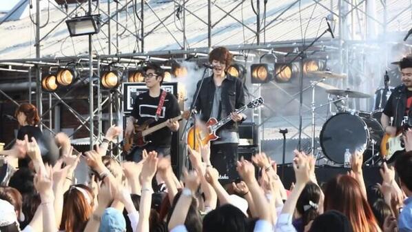 I see my Joon in a picture!! hahahaah you see the guy in blue? xDDD