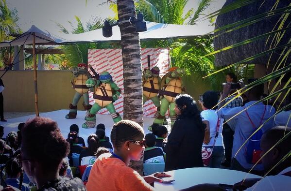 SusanLUCKYWong's tweet image. @nickelodeon brought the Teenage Mutant Turtles! Lol #capturesmiles #onlythebest My childhood crush was Leonardo