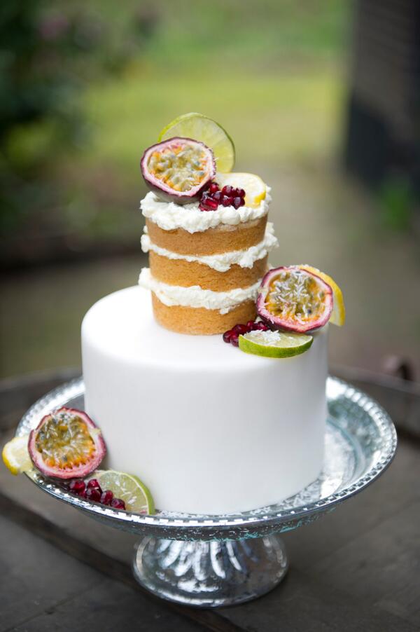 #naked #cake nieuwe trend in #bruidstaarten  foto door <a href="/FotografeEls/">Els Korsten</a>  facebook.com/Dongentaart