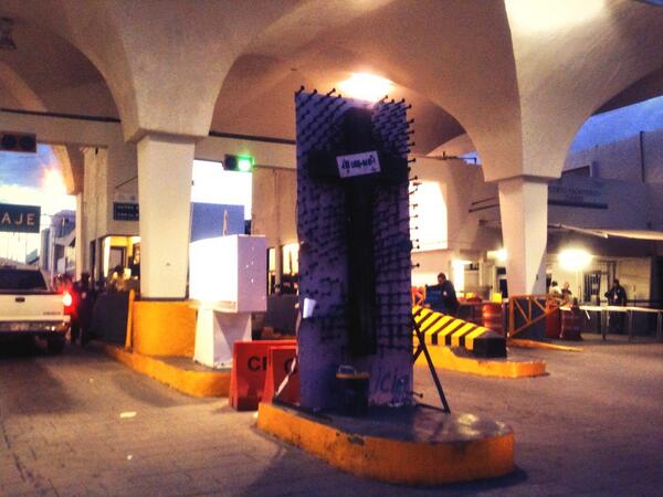 ItzelChicca's tweet image. La #cruzdeclavos en el Puente Int. SantaFé de #CiudadJuárez se ha vuelto invisible y porta vasos durante flujo diario