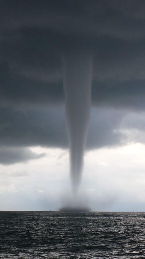 1973Inge's tweet image. Prachtige foto RT"@dirksloot: #waterhoos #ameland #zk17 #wordspannend dichtbij nu http://t.co/IyIoUKRDyi"