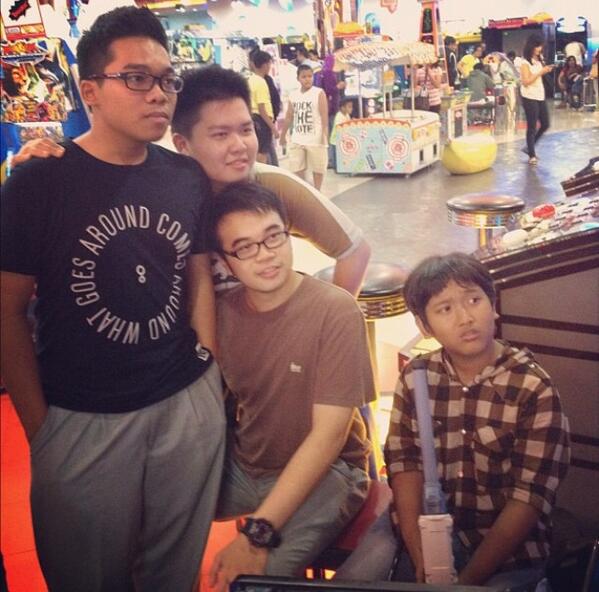 IskandarAJ's tweet photo. @johanliusvia @Rega_Rinaldo @dunn_2 @Sammy_Ignatius @nathanwidy @arvinsugandhi nostalgia Ipa 2 ke timezone 😂😂😂 http://t.co/RyNDakrtU8