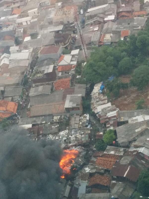 13.46: RT <a href="/framoro/">framoro</a>: kebakaran di perumahan belakang Mall Gandaria City