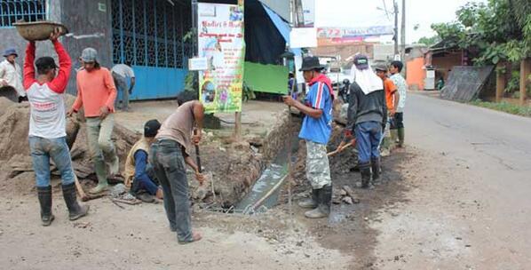 syaikhu_ahmad's tweet photo. Terima kasih warga Jalan Kincan RT 03/01, Jatibening yg turut serta mengontrol Proyek perbaikan Drainase.. @GoBekasi http://t.co/ie6RnksBrr