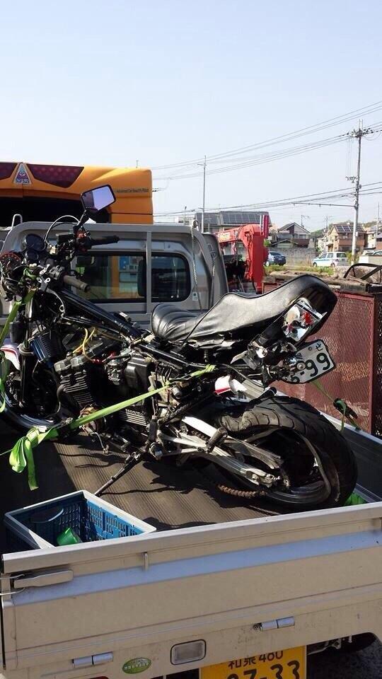 yantaro2's tweet photo. 5月5日ツーリングの途中に後ろからはねられて事故にあいました
手術に耐え痛みに耐えやっと6月25日に退院することができました
色々なかたに支えられてリハビリ頑張って来ました
またCBXに乗るためにリハビリ頑張るのでRTお願いします http://t.co/FSouepbkq2