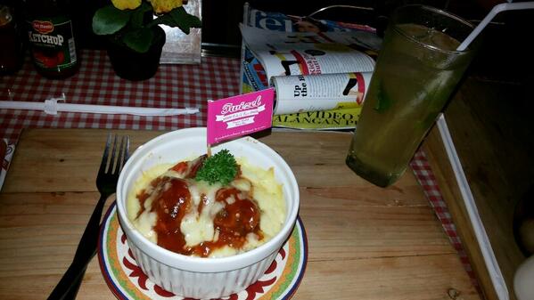 steak_omji's tweet photo. Mari makaaaan @TheTwizel with @aynaHAQUE http://t.co/JArKuPjD9L