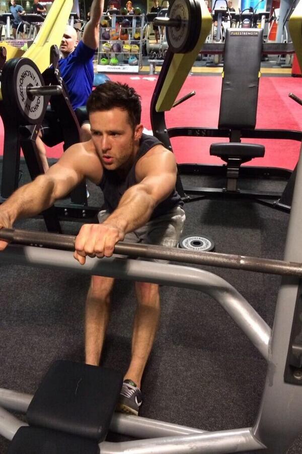 GDislife's tweet image. @mcflyharry Did you skip leg day Harry? #AnglesAreEverything 😹😹