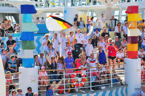 Public Viewing auf hoher See. Auf #AIDA ist die Stimmung super! Wo schauen Sie das Spiel USA gegen #Deutschland?
