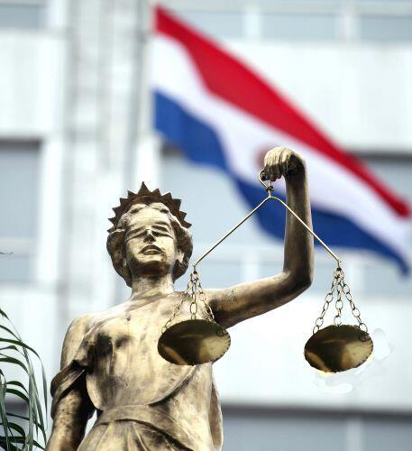 PoderJudicialPY's tweet photo. Palacio de Justicia fue evacuado de manera preventiva [Leer más: http://t.co/RsqWBsvku5] #JusticiaPY http://t.co/QOw8Y8SEsA