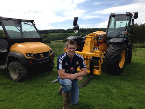 Jamiehuwroberts's tweet photo. โ@dan_lydiate:Big day yesterday on the farm becoming a brand ambassador for @JCBAgriculture #nowerefarming http://t.co/xWMkykmYnAโ
#farmlad