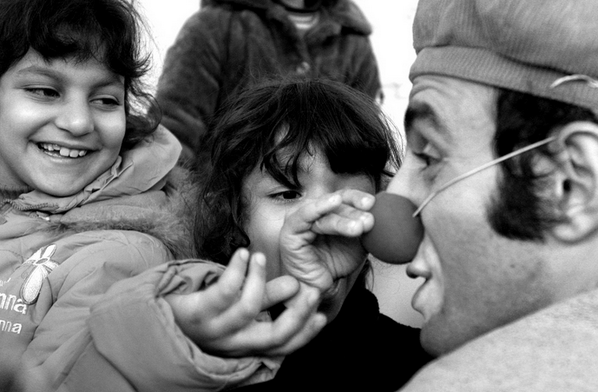 "La raza humana tiene un arma verdaderamente eficaz: la risa". Mark twain
<a href="/psfcwb/">PallassosSenseFronteres</a> en #Siria en 2007. Foto <a href="/Peremasra/">t</a>