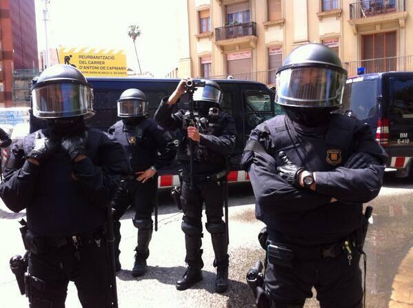 CUPBarcelona's tweet photo. Parlament aprova la moció del PP en suport a l'actuació policial a Can Vies. CiU i Cs a favor. PSC s'absté #vergonya! http://t.co/nrVtR4PLrc