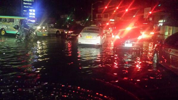 pkmetyk's tweet photo. Gutter level flood at P. Ocampo extension plus heavy traffic @TVPatrol http://t.co/GOjZmurBPs