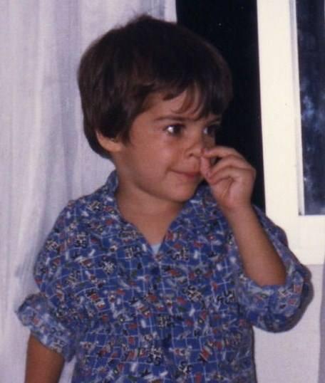 A__Velazquez's tweet photo. Por mis treinta os dejo una foto de cuando era un aventurero en busca de escondidos tesoros. Gracias, sois muy bell@s http://t.co/aoYhMTF3rP