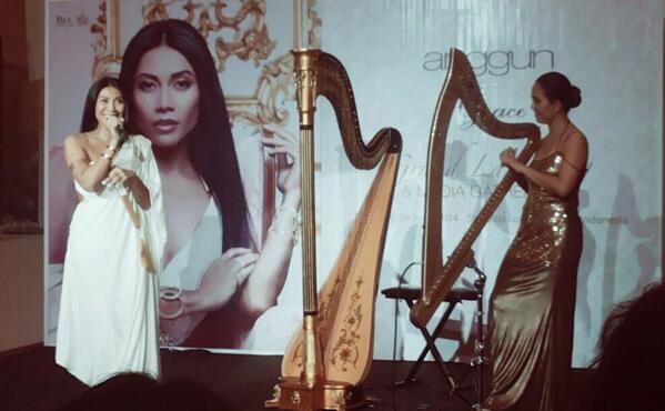 AnggunWorld's tweet photo. [PIC] Performance by @Anggun_Cipta herself at the lauch of Grace Eau de Parfum by Anggun http://t.co/PGq7nxZqLf