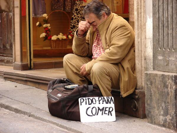 MorenoG_Agustin's tweet photo. Otro récord de Rajoy:Solo Rumanía y Grecia superan a España en riesgo d pobreza d trabajadores http://t.co/Z6eXfqq4je http://t.co/XvN65XlHwl
