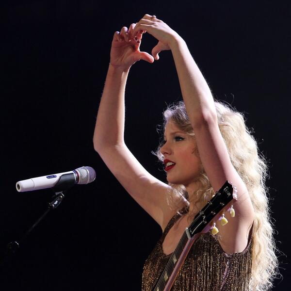 GilletteStadium's tweet photo. @taylorswift13's #SpeakNowTour night TWO @GilletteStadium was exactly 3 years ago today! RT if you loved that tour! http://t.co/9e2lHF5jVz