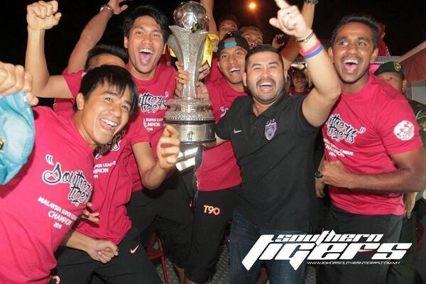 SLFMalaysia's tweet photo. Tahniah kepada JDT kerana berjaya merangkul kejuaraan #LigaSuper2014.
Muka TMJ Epik !

#Supportlocalfootball

http://t.co/LOtNAnQkp8