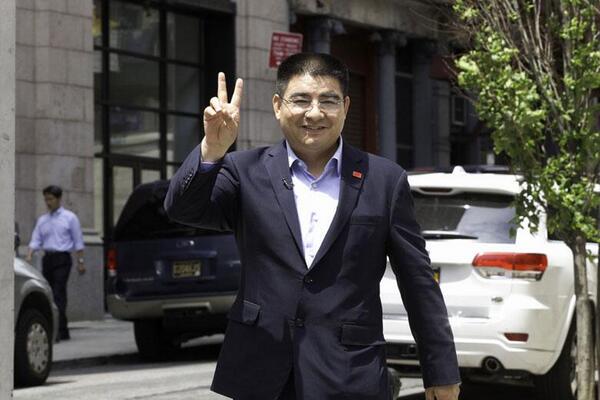 ChinesePic's tweet photo. الملياردير الصيني المثير للجدل تشن قوانغ بياو,يوزع أموال على المشردين في نيويورك ويتبعه رجال بكاميرات للتصوير. http://t.co/2CrzEoi0dS