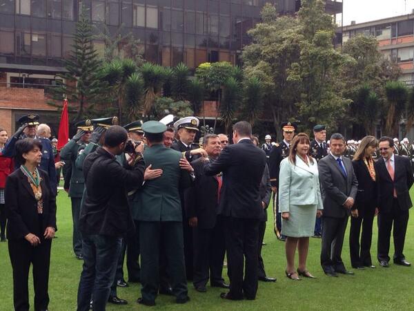 jorgerozo8's tweet photo. ceremonia de condecoración impuesta por el Ministro de Defensa Nal al Representante Jorge Rozo http://t.co/jUp1wbR68U