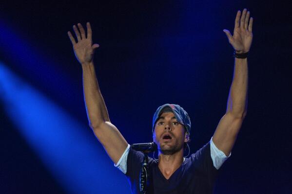 [PHOTOS] [HD] Enrique Iglesias performing yesterday! <a href="/MTVUK/">MTV UK</a> <a href="/MTV/">MTV</a>