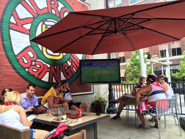 JaredApplegate's tweet photo. Soccer. Kilroys. GGGGOOOOAAAALLLL @Lyndee_Dell @kilroysindy @MarkEngleking http://t.co/FV0BcISsUo