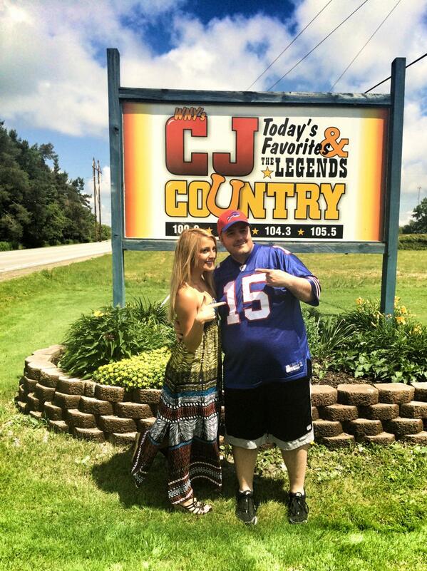 VeronicaBal's tweet photo. Ayyy it's @JimiJamm!! Good times at #CjCountry #cookiesandcream #radiotour http://t.co/TQ4MDEZyw6