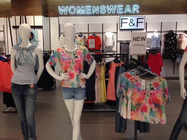 bagshaw2112's tweet photo. Robins Department store Hanoi Vietnam #globalF&F http://t.co/Lz3k7m0CIQ