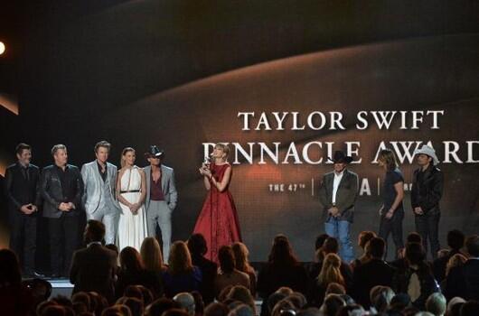 BigMachine's tweet photo. #ThrowbackThursday to when our very own @taylorswift13 won the #CMA Pinnacle Award! http://t.co/NlH1E6ws2l