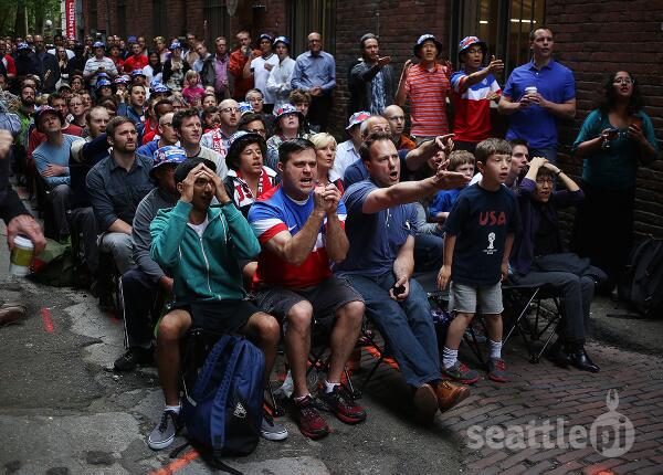 Bessex_Joshua's tweet image. Fans react to a missed opportunity for #USMNT during a viewing in Nord Alley. #USAvsGermany