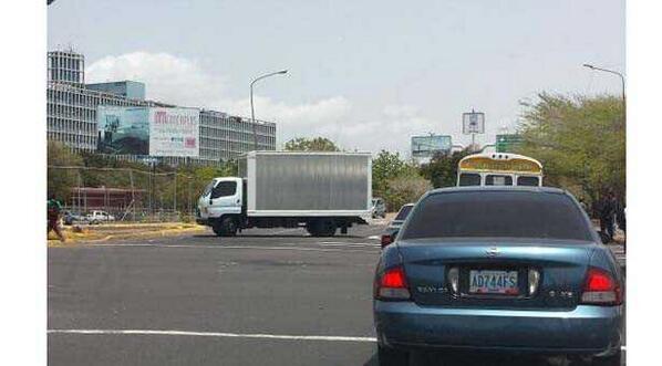 MenteCriticaV's tweet photo. Los Estudiantes junto con el Pueblo SIGUEN de pie en la LUCHA por NUESTRA LIBERTAD Y NUESTRO FUTURO! http://t.co/hcDaql8miX
