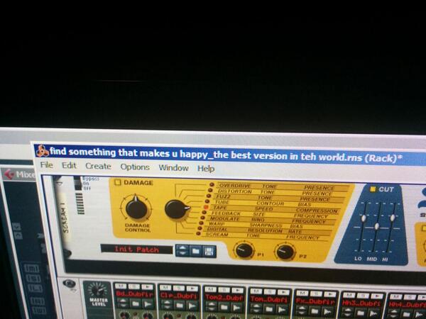 ziosica's tweet image. #2fam find something that make u happy. #bittone with @dan_DNA  #anotherdown @fabrylond