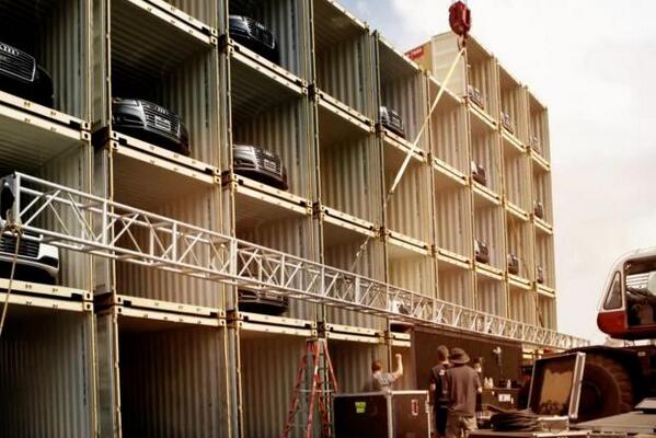 Audi beams soccer results over the East River using car headlights bit.ly/1qgc0MX