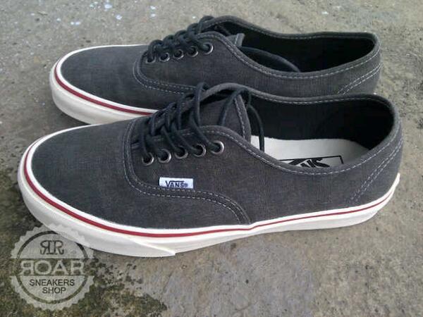 vans authentic size 7