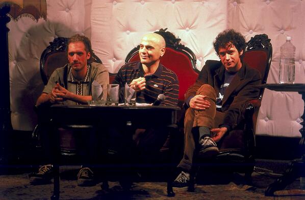 enremolinosuy's tweet photo. Soda Stereo presentando Sueño Stereo en 1995. Foto inédita: https://t.co/OWGGOwwFpT http://t.co/D1wYTmstky