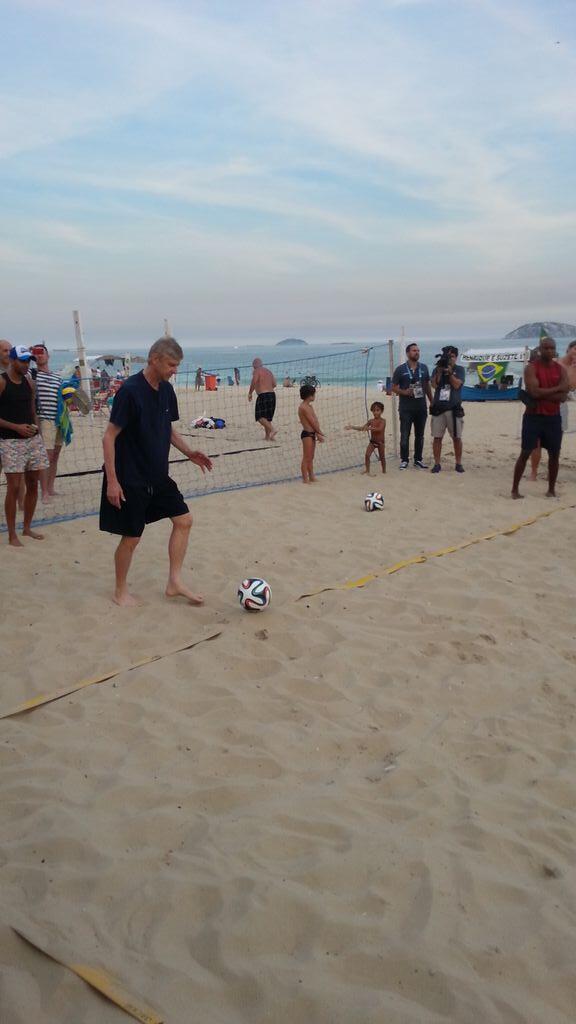 BrFHd6UCEAEBomw.jpg:large