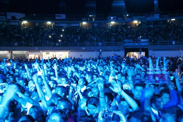 Avril_VanBuuren's tweet image. Come on #TranceFamily Push the hands up! #ASOT669