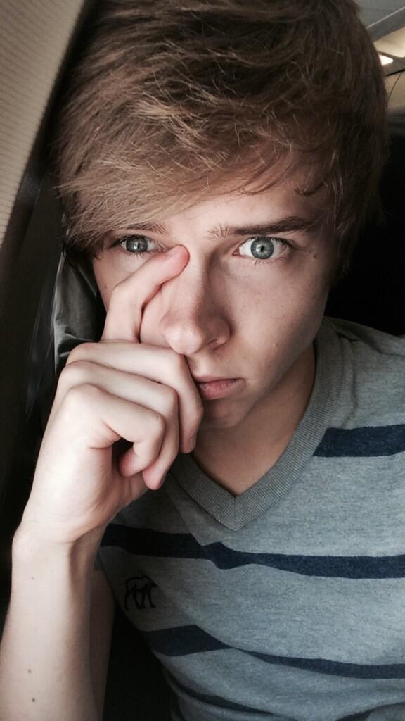 LukeKorns's tweet photo. Me right now http://t.co/53E60U9nS7