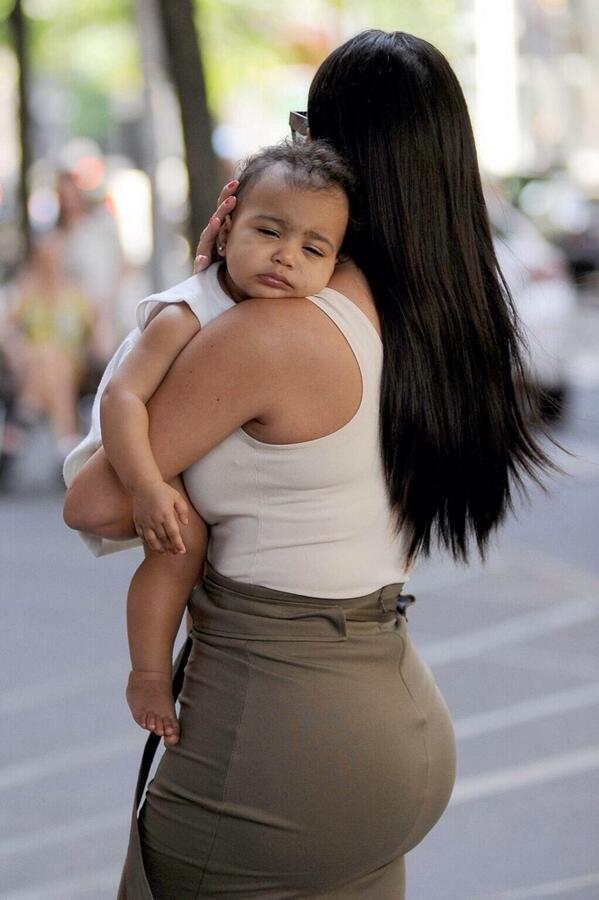 Alextrxm's tweet photo. La fille de Kim K elle a le sourire de son père http://t.co/6wZweFZcQl