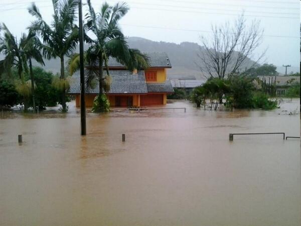 cirosalla's tweet photo. Muito preocupante a situação no Norte do RS e Oeste de SC. Rio Uruguai subindo muito, como em Palmitos(SC) http://t.co/Ijax8IiTpu