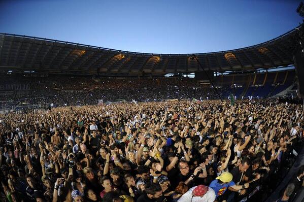 RadioItalia's tweet photo. "Niente dura, niente dura. E questo lo sai, però ..." #DannateNuvole che pubblico!! #livekom014 @vascorossi #Roma http://t.co/jVSTd4MDTm