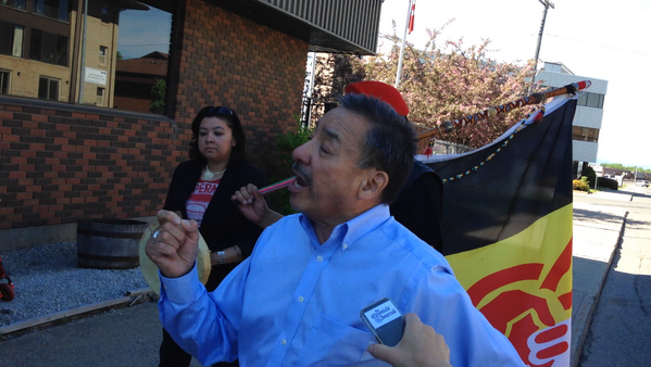 CBCIndigenous's tweet photo. Protesters stage anti-racism rally at #tbay newspaper. http://t.co/2xNgIK8CHv http://t.co/GvvRmwpmUi”